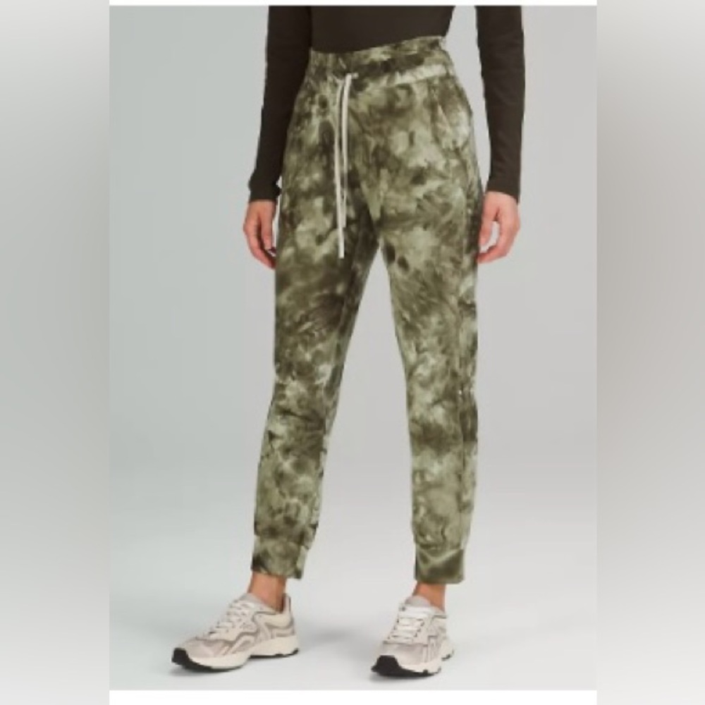 Lululemon Ready to Rulu High-Rise
Jogger 7/8 Length 
Size 12
Olive